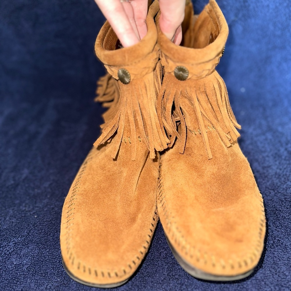 Women’s Light Brown Minnetonka Half-Boot Fringed Moccasins  Size 9